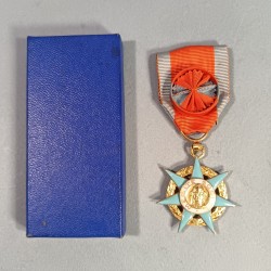 MEDAILLE OU CROIX D'OFFICIER DE L'ORDRE NATIONAL DU MERITE SOCIAL FABRICATION EN ARGENT DANS SA BOITE 1936-1963